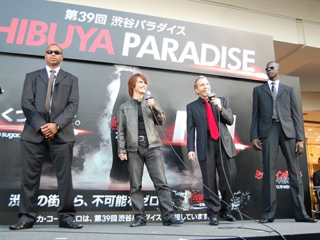 「琉球トム・クルーズ」こと俳優でタレントの村山靖さん（左から2番目）はSPと共に登場