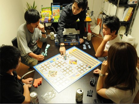 おもちゃコンサルタント、おもちゃコーディネーターの資格を持つ児玉健さん（写真中央）がゲームマスターとしてレクチャーする