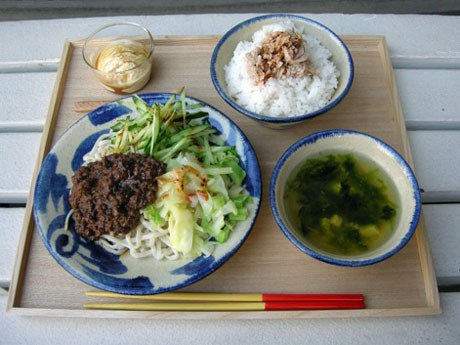 「じゃーじゃーすば」や「アーサー汁」などをセットにした「青山ペンギン定食」（2,000円）