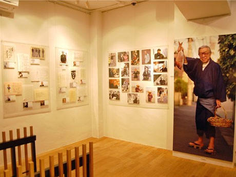 雑誌のピンナップやプライベート写真などを展示する場内