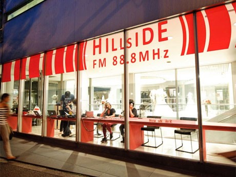 インスタレーション作品として開設された「HILLSIDE FM」の放送スタジオの様子