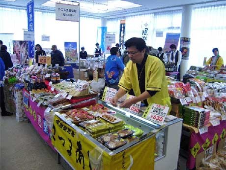 都内23店舗（23道県）のアンテナショップの食材を試食・販売する。写真は昨年の様子