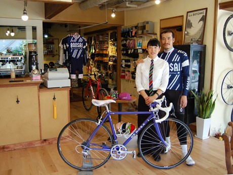ロードバイクレーサーである吉田秀夫さん（右）と妻のナツキさん（左）