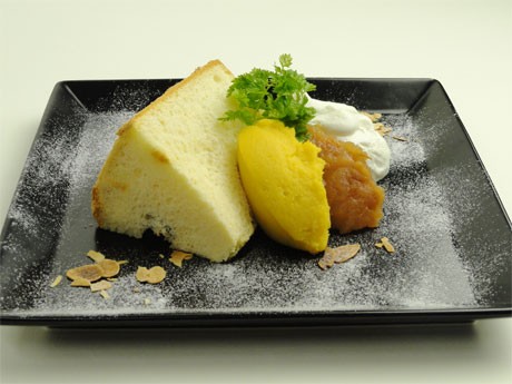 「シフォンケーキ りんごジャム」に「さつまいもペースト」を添えたデザートセット（ドリンク付き、1.200円）