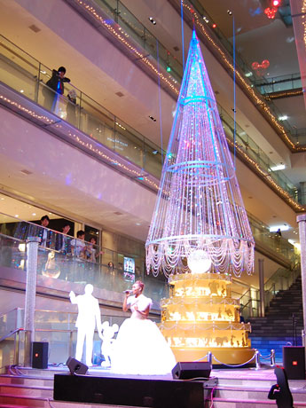 クリスマスツリーの前で点灯式ライブを行ったCrystal Kayさん