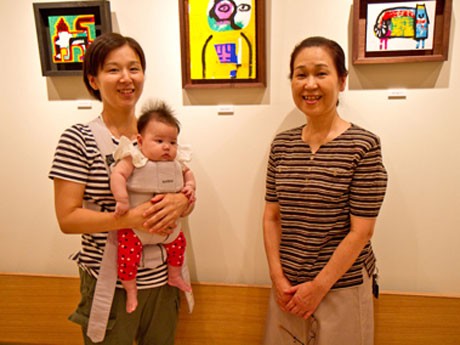 砂見眞紀さん（右）と大畠菜緒さん（左）母娘。壁面のアートは画家・遠山敦さんの作品&copy;Emi Yamaguchi