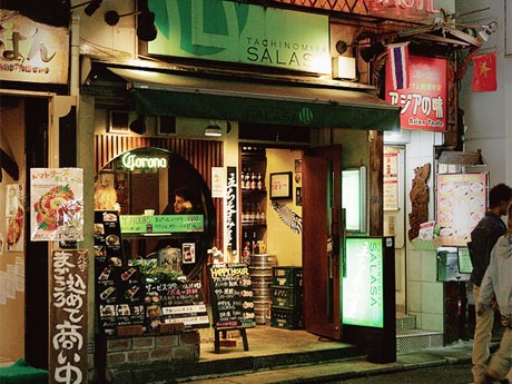 都内10エリア、参加店舗は約120店舗以上。写真は参加店の1つ「立ち呑み屋 サラサ」