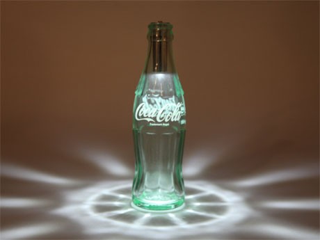コンツアーボトルをリサイクルしたLEDライト「コカ・コーラ ボトルライト」（2万8,000円）