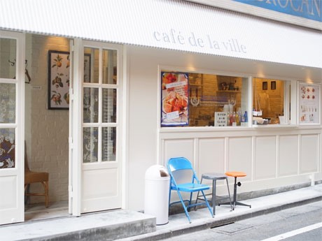 白を基調にした店舗外観。テークアウト中心だが店内・テラスに計12席を用意