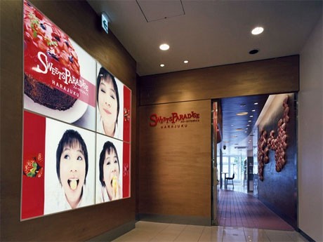 会場となる「スイーツパラダイスSoLaDo原宿店」。期間中店内にはドラマや漫画の原画などをディスプレーするという