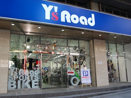 エントランス近くには来店客専用屋内駐輪場も用意している。写真は外観