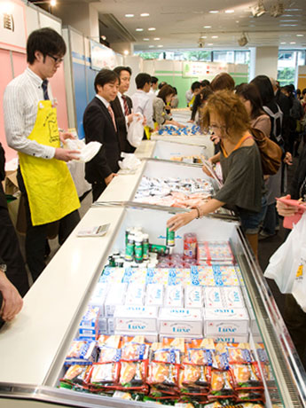 各国から集めたチーズの販売・試食、チーズ料理の紹介などを行う。写真は昨年の様子