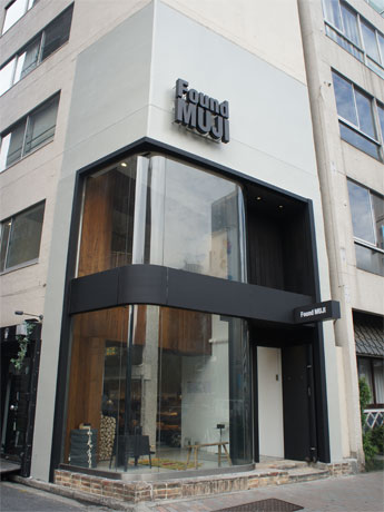 無印良品の路面1号店「無印良品青山」をリニューアルする店舗外観