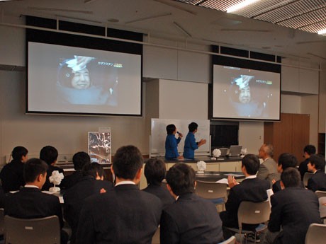 無事地球に帰還しソユーズから降りてきた古川聡さんの様子を見守る鉢山中学校の生徒ら