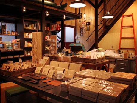 木材を基調に「旅を感じさせる空間」に仕上げた店内&copy;2011Designphil Inc.All rights reserved.