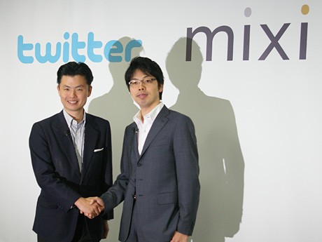 会見会場で握手するミクシィの笠原健治社長（右）とツイッター日本法人の近藤正晃ジェームス代表（左）