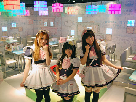 （写真ひだりから）メードのほたるさん、くれあさん、ココさん