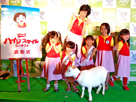 ハイジ姿で登場した西村知美さんや子どもたち。子ヤギは「桜丘カフェ」で飼育している「さくら」