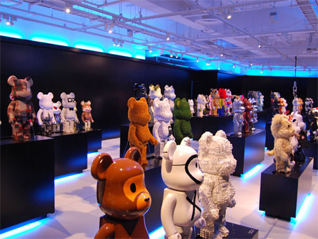 ビッグサイズ（70センチ）の「1000％BE@BRICK」をキャンバスにしたアート作品が並ぶ場内