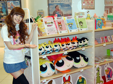 ぬいぐるみやステーショナリーなどのグッズをそろえるショップ。左は一日店長を務めた燃えるの石川翠さん