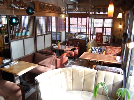 全席ソファ席の店内は「お父さんの書斎」「古い洋館の応接室」など異なるコンセプトの席を展開している