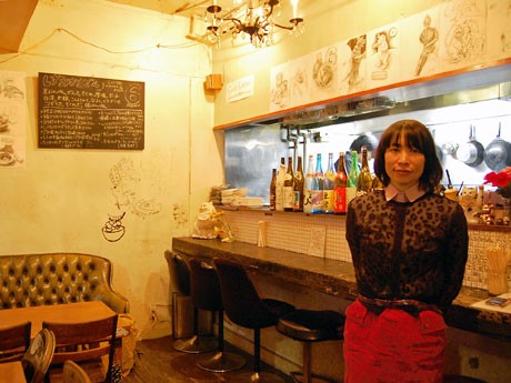 約6坪の店舗面積から命名した「ROKU」の店内。写真はオーナーの渡辺彰子さん