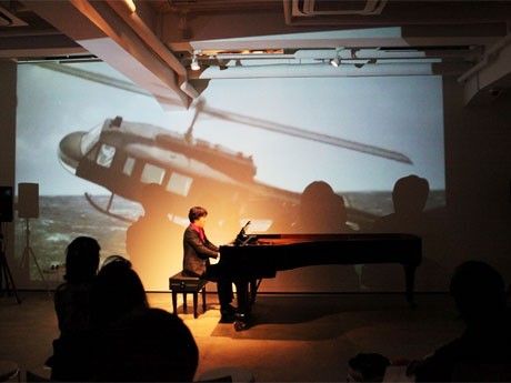 オープニングで行われた「現代音楽家と出会う 第6回 中川賢一×Sound×Art×Performance Part1」2011（ピアノ：中川賢一/ 映像：ディン・Q・リー）&copy;Tokyo Wonder Site