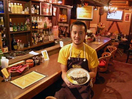 昼はカレー店、夜はガールズバーとして営業する。写真は社長の新村充さん