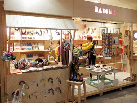 雑貨や盆栽、アクセサリー、ガラス食器など幅広いアイテムをそろえる「場と間SHOP」