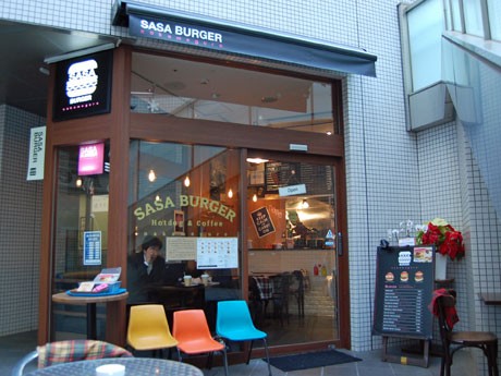茶色や黒を基調にした店舗。席数は店内8席・屋外4席を用意する