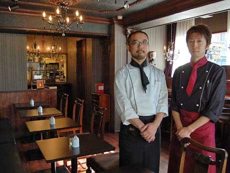 左からコーヒー担当の蒔田宇瑠彦さん、スイーツ担当の豊田康寛さん