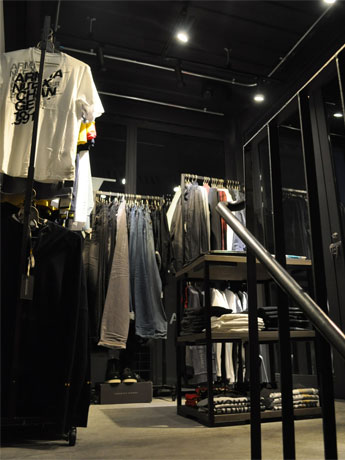 20周年アイテムであるメンズの「カプセルコレクション」を中心に扱う店内