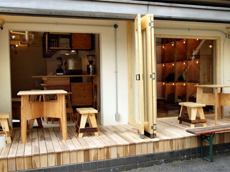 左側がカフェラウンジ、右側が「AlexanderLeeChang」のショップとアーティストボックス
