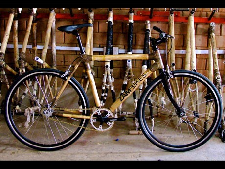「ZAMBIKESバンブーバイクフレーム」を使って組み立てられた自転車