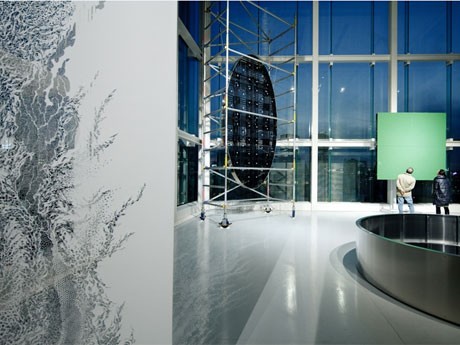 場内には立体、映像など異なるアプローチの作品が並ぶ&copy;Louis Vuitton / Jeremie Souteyrat Courtesy of Espace Louis Vuitton Tokyo