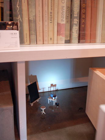 本棚下のストックボックスを移動させた空間を使った山極満博さんの作品「Atelier」