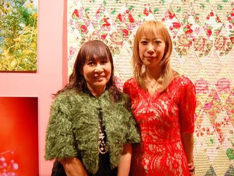 「夢がかなってうれしい」と話す（左から）蜷川宏子さん、実花さん
