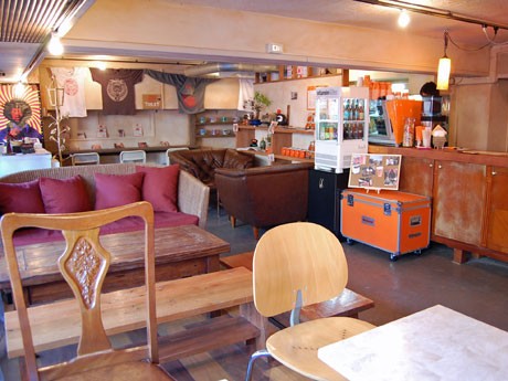 木材を基調に「ラスティック（田舎風）な雰囲気」に仕上げた店内。NYの店舗の写真などもディスプレーする