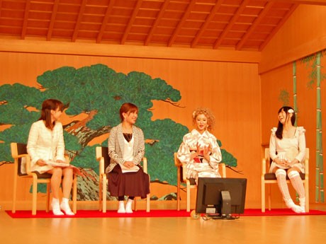 （写真右から）パネリストのもふくちゃん、まつゆう*さん、西本裕美さん、コーディネーターの松岡正美さん