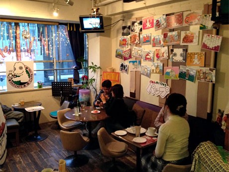 アニメの場面や原画などを展示する店内
