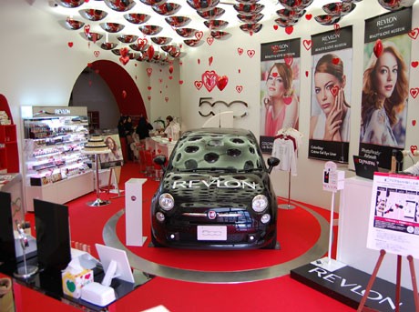 店内のFIAT車にも「REVLON」の文字を装飾した