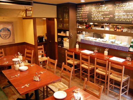 フランス料理店跡に居抜きで出店した店内。テーブルや椅子は新しいものを置いた
