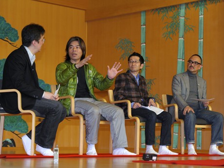 トークを展開する日比野克彦さん、山口昌彦さん、渡辺祐さん