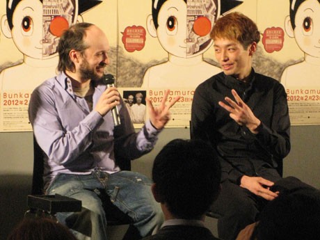 （左から）振り付け・演出を手掛けたシディ・ラルビ・シェルカウイさんと出演する森山未來さん