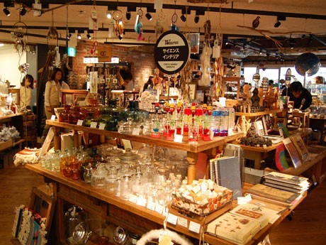 理化学用品をはじめ、化石・原石、観葉植物・ガーデニング用品、クラフト雑貨、ミュージアムグッズなどを扱う「サイエンスベース」