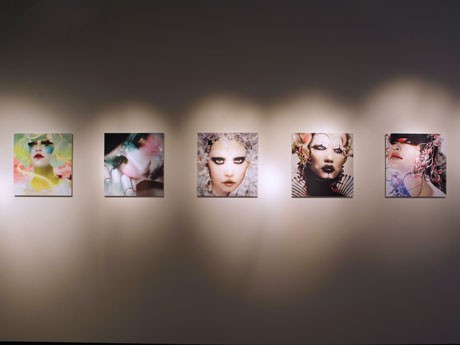 雑誌「VISION」の表紙連載シリーズなど21点を展示する場内。PHOTO：TAKAMURADAISUKE