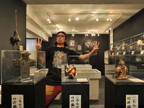 片桐仁さん（＝写真）が手掛けた粘土作品67点が並ぶ場内。写真：大坪尚人
