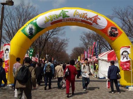 各地の食を紹介するほか東日本大震災復興支援企画も展開する。写真は前回催時の様子