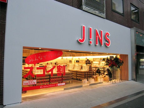 リニューアルした「JINS 原宿店」の外観