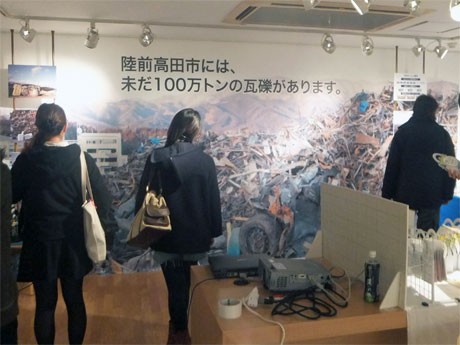 6メートルの壁面に掲出した陸前高田市内のがれきの山の写真など40点前後の写真を展示する